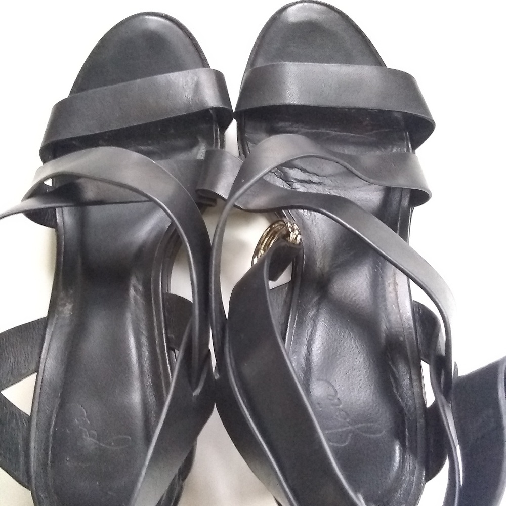 THE SHOE BOX. Black leather sandals
